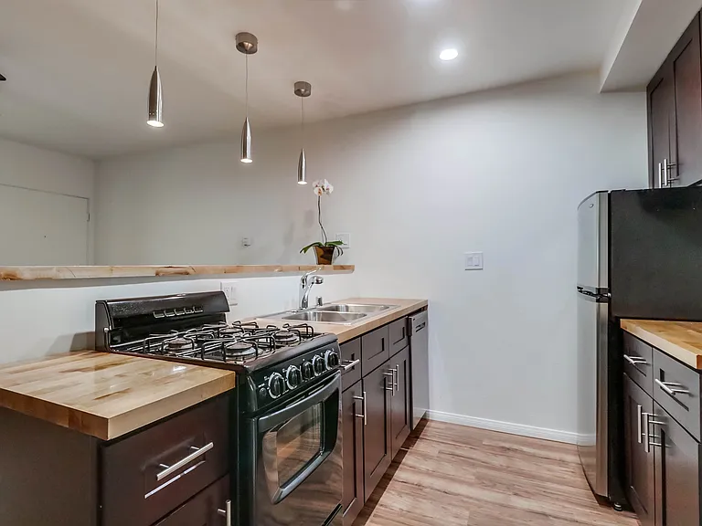 1024 Turquoise St #L — Photo 12