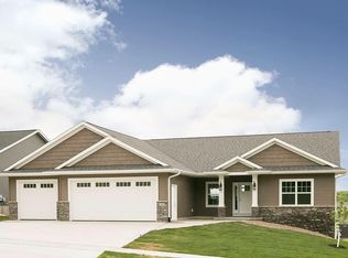 3515 Diamondhead Cir, Hiawatha, IA 52233