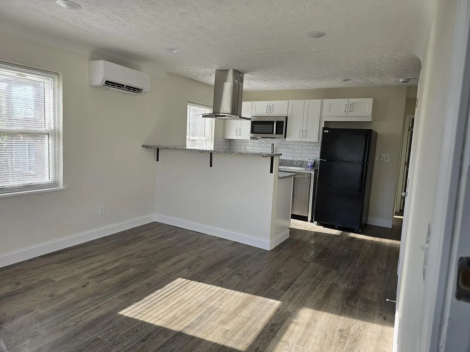 Stunning 1BR/1BA in North avondale!! — Photo 2