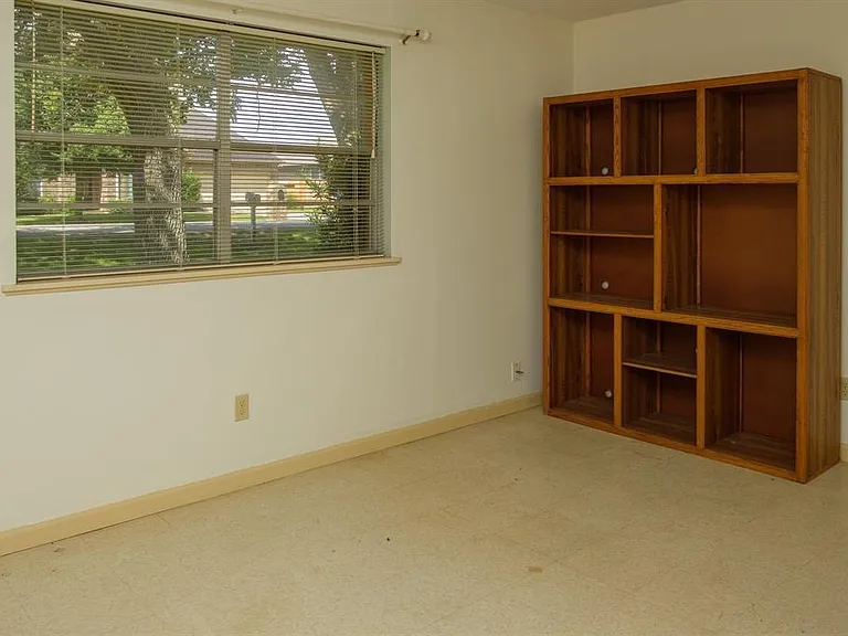 9231 Kostelnik St — Photo 10