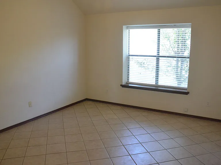 1905 Cloverdale Ln — Photo 9