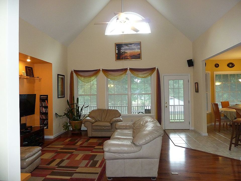 2nd image of 2602 Country Club Dr
