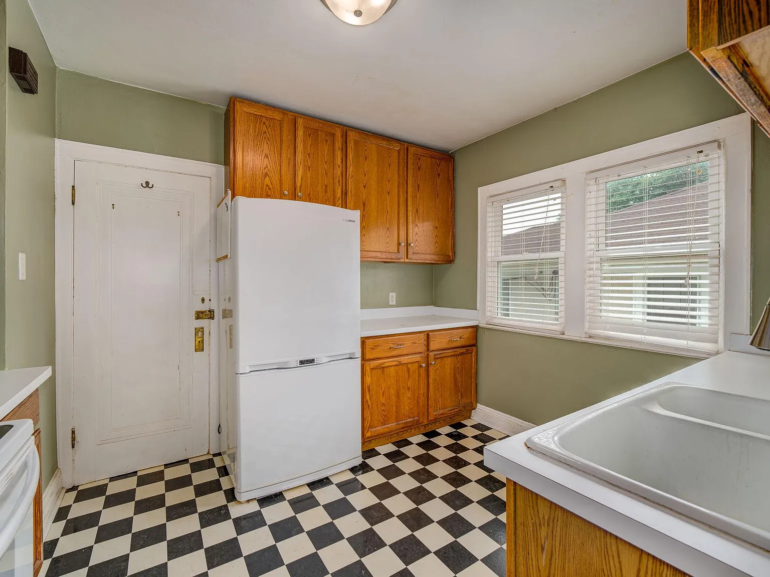 2078 Saint Clair Ave — Photo 4