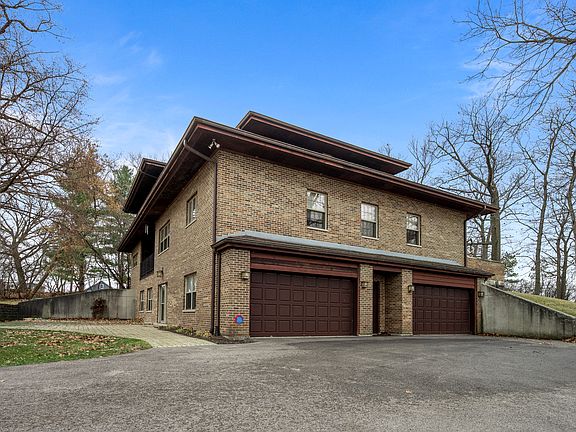 3rd image of 32981 N River Rd