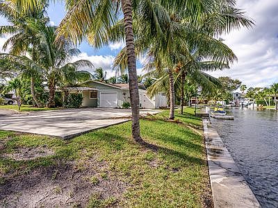 5th image of 934 N Loxahatchee Dr