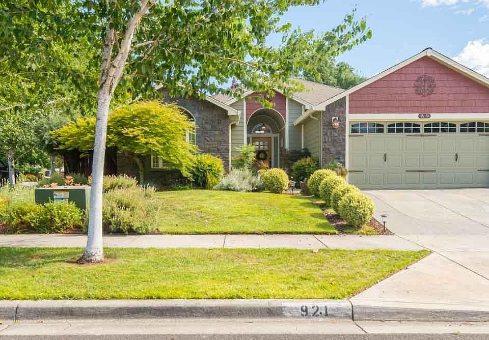 1st image of 921 Willowdale Ave
