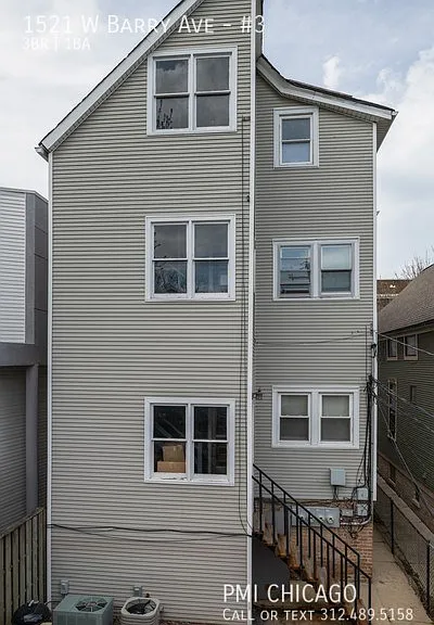 1521 W Barry Ave #3 — Photo 4