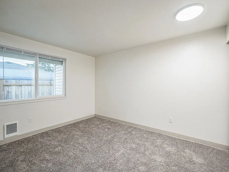 Spacious 2 Bedroom - Excellent Location! — Photo 20