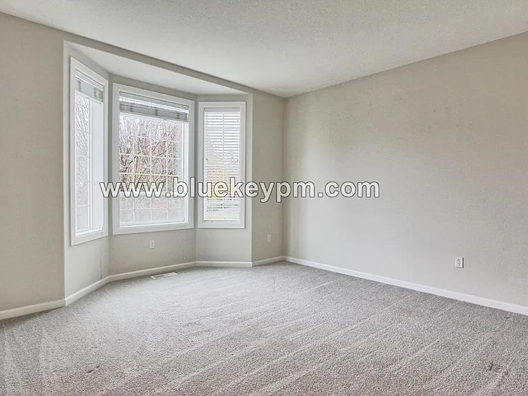 907 N 9th Way — Photo 2