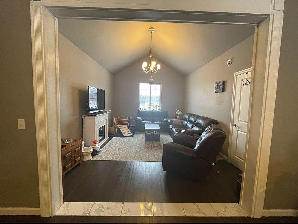 4 bed, 4000 sqft, $4,500 — Photo 4