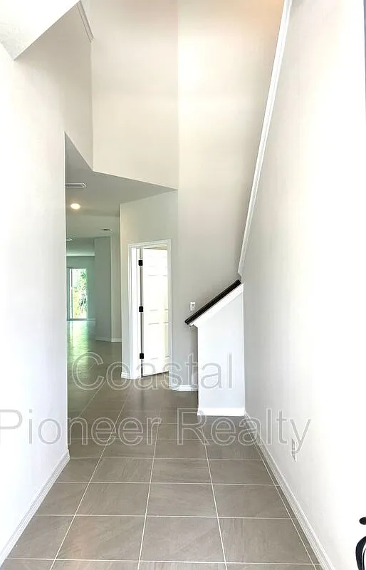 4 bed, 3.5 bath, 2798 sqft, $3,195 — Photo 2