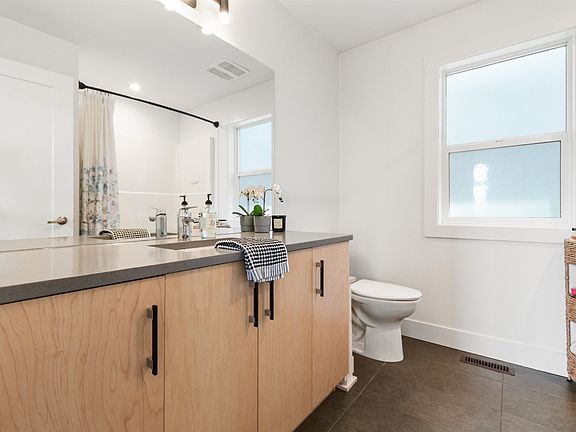 4th image of 6262 Rexford Dr #1