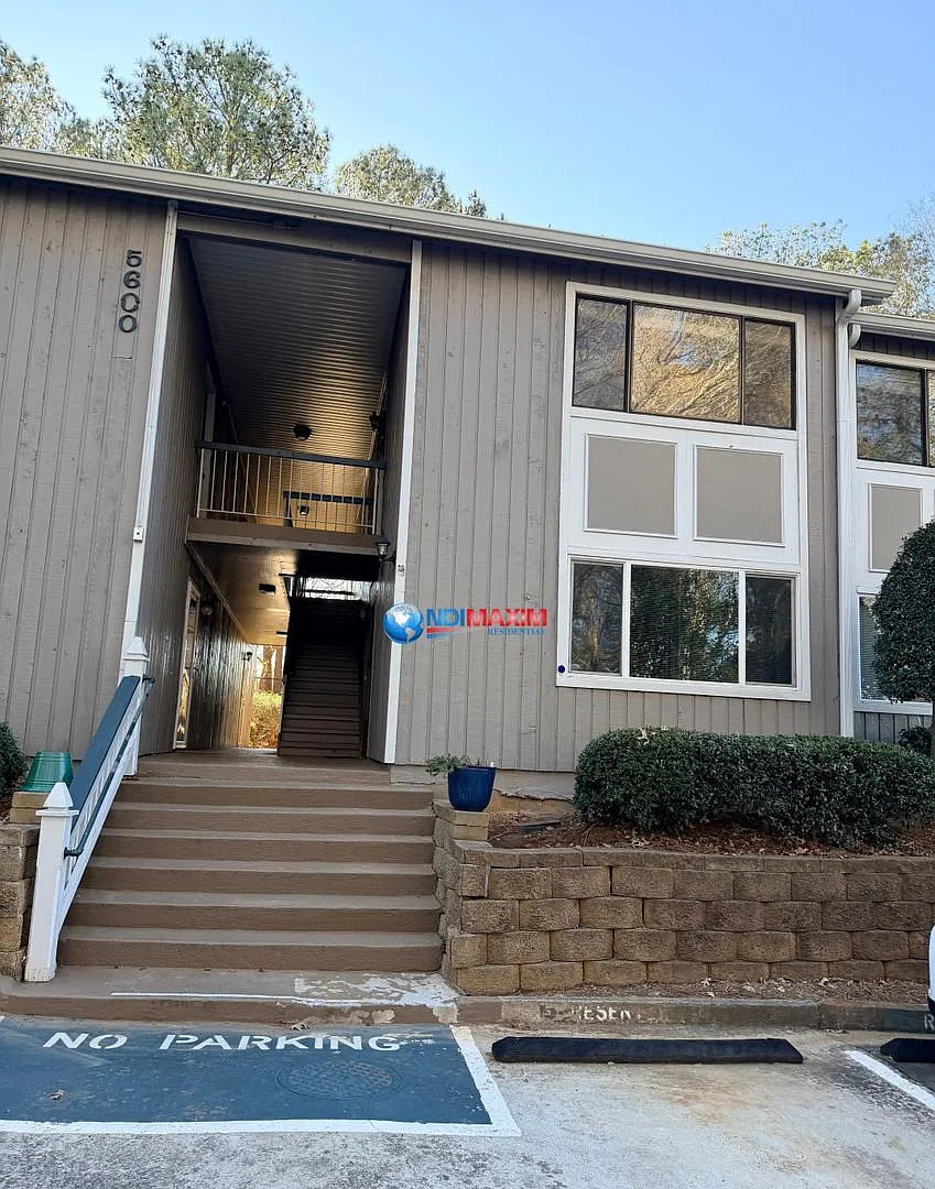 Renovated townhouse in Peachtree Corners — Photo 1