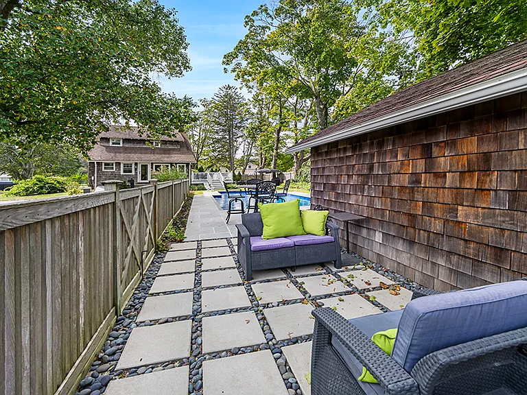 Ponquogue Ave — Photo 34