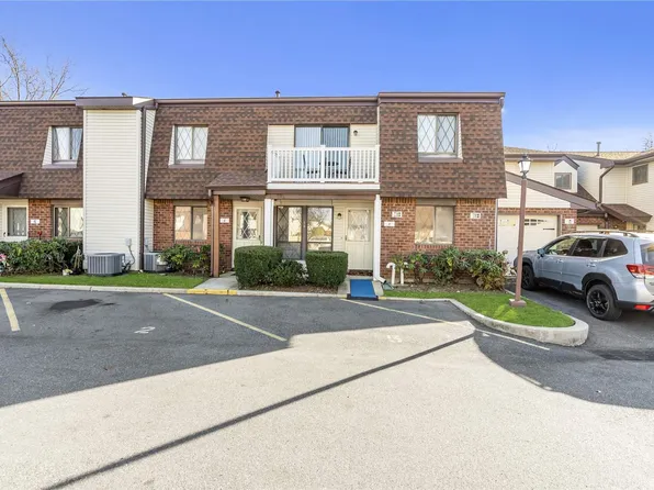 5 W Cambridge Drive #5, Copiague, NY 11726