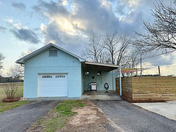 1 car garage and carport