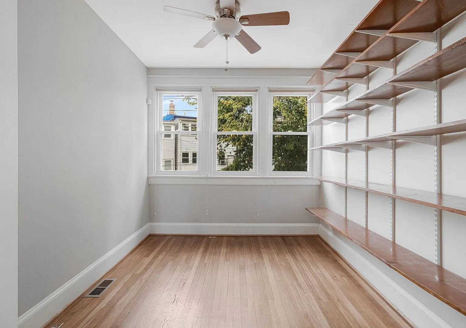 Stunning Eckington Rowhouse! Garage Parking Included! — Photo 3