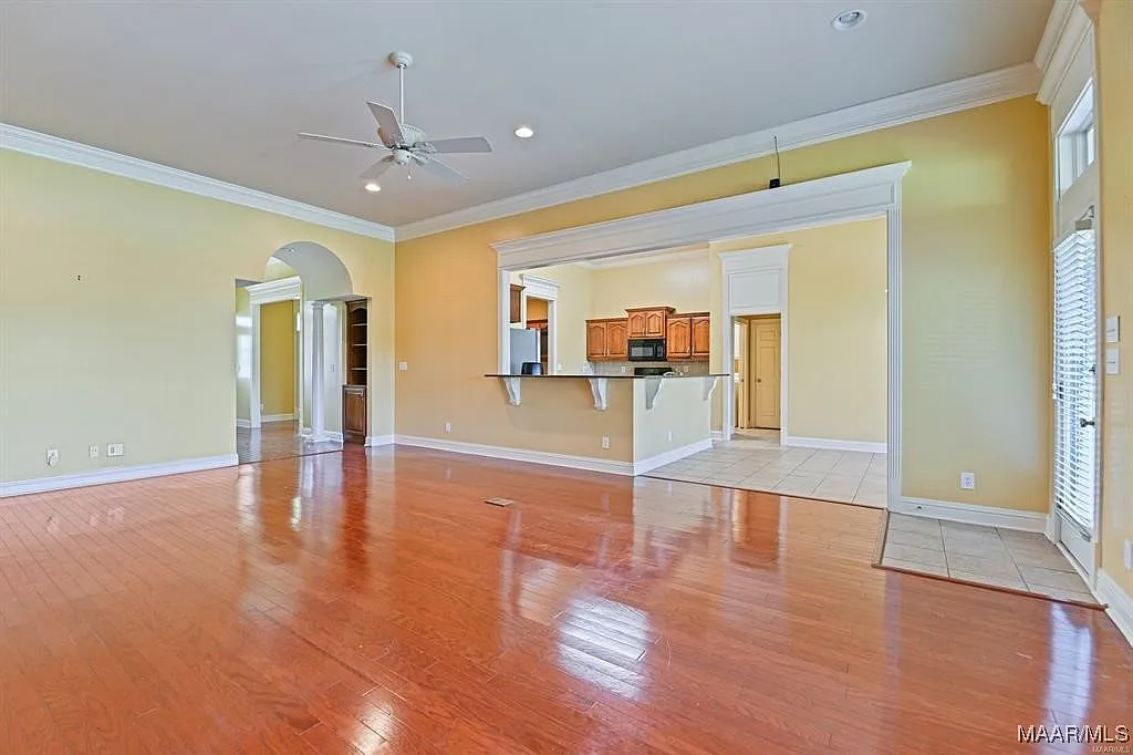 4 bed, 2.5 bath, 2621 sqft, $3,250 — Photo 3
