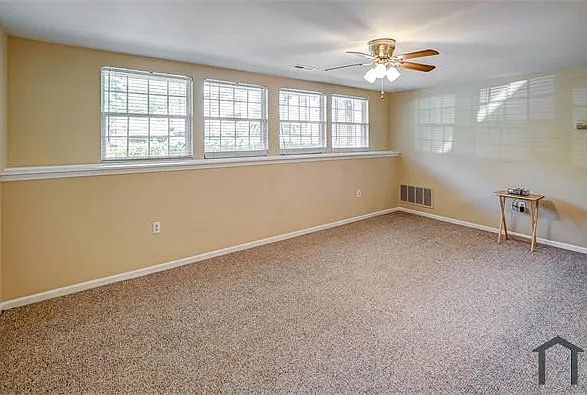 7600 Roscommon Ct #4 — Photo 4
