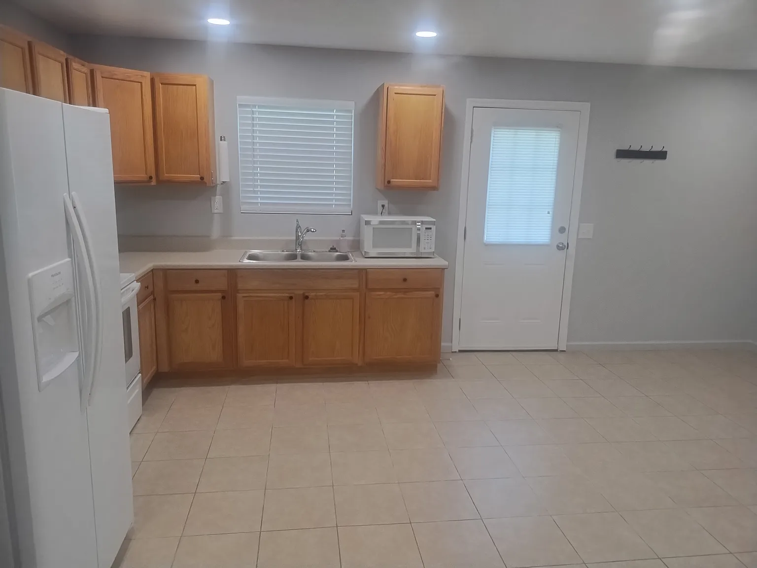2 bed, 1.5 bath, 988 sqft, $950 — Photo 4