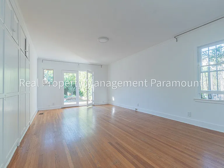 1929 N Berendo St — Photo 31