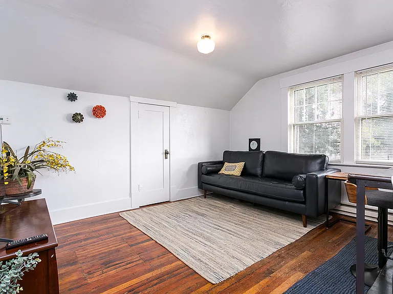 1324 Blaine Ave — Photo 8