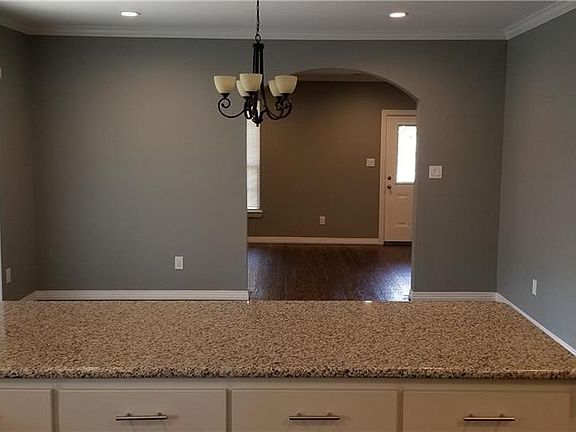 4th image of 1023 S Glasgow Dr