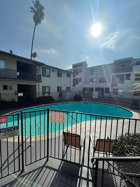 Chateau Laurel Apartments — Photo 3