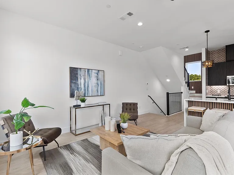 723 W 10th St #101 — Photo 12