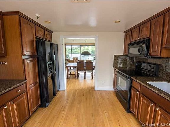 3rd image of 439 Poinciana Dr