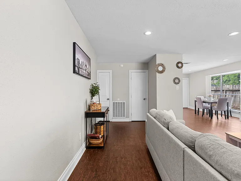 Hickorygate Dr — Photo 12