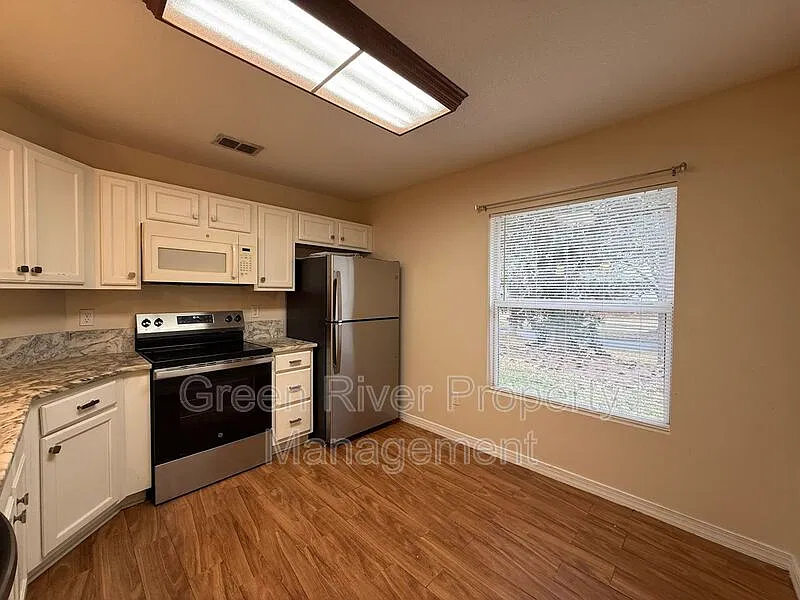 3 bed, 2.0 bath, 1050 sqft, $1,800 — Photo 4