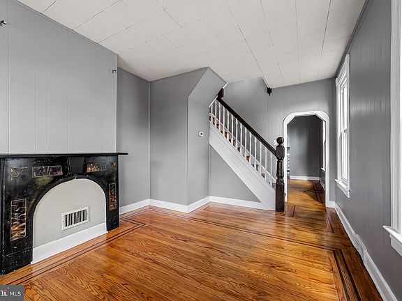 4th image of 304 W Cold Spring Ln