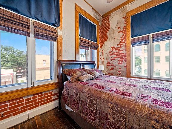 2nd image of 122-202 E San Antonio St #122