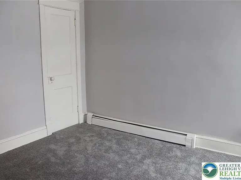 319 N Columbia St — Photo 12