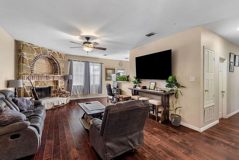 3 bed, 2.0 bath, 1565 sqft, $2,300 — Photo 3