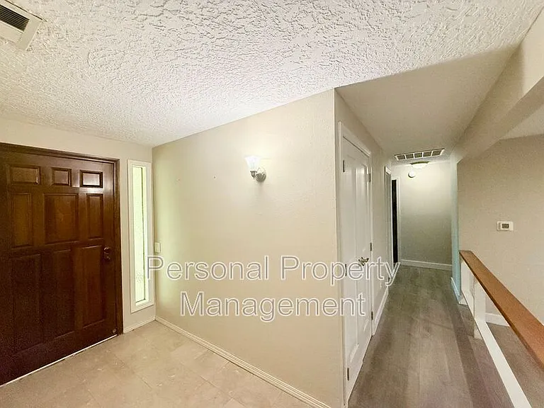 9411 NE Pinecreek St — Photo 2