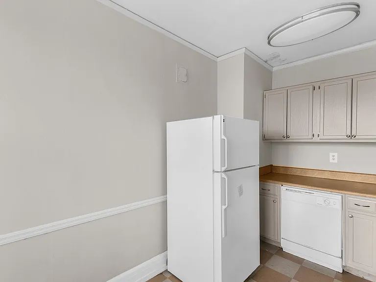 Charleston Court — Photo 25