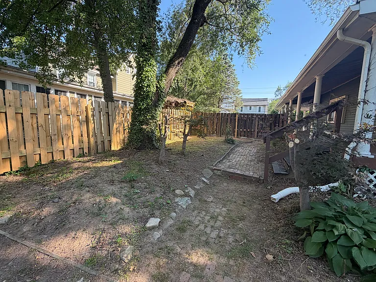 Side courtyard area