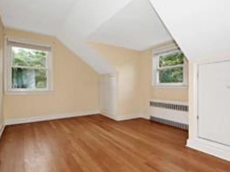 Dinsmore Pl — Photo 2