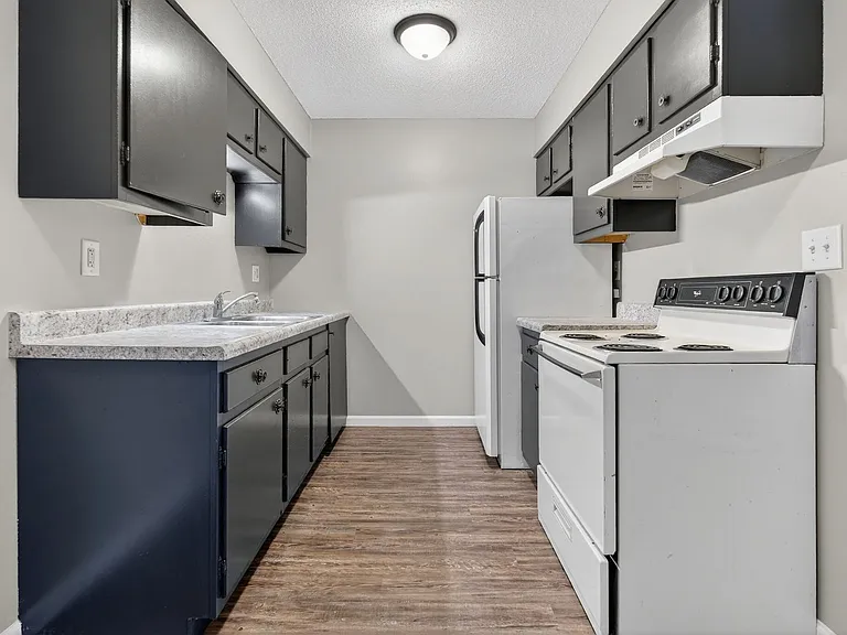 Stratford Arms Apartments — Photo 15
