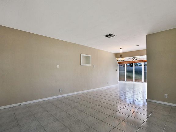 5th image of 328 Emerson Cir