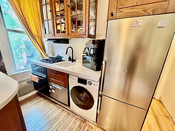 4th image of 304 W 10th St APT 2B