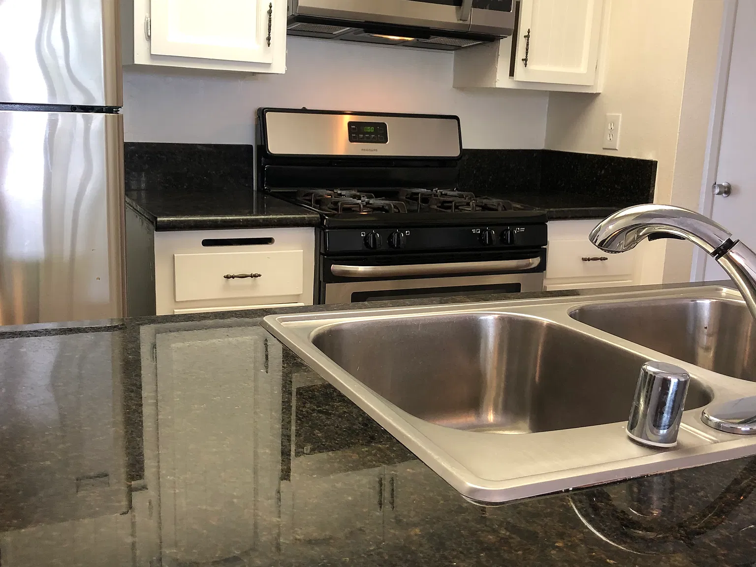 3 bed, 1260 sqft, $3,900 — Photo 2