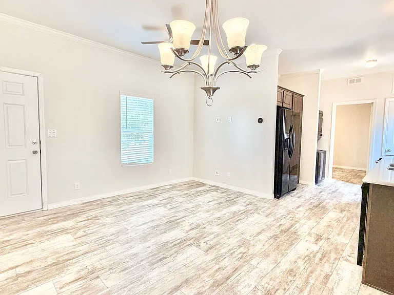 1727 S Hill Ave — Photo 3