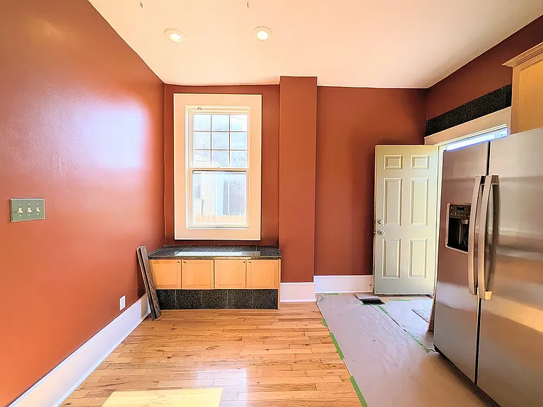 1041 Franklin Ave — Photo 11