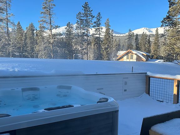 Rooftop deck with premium 8-person hot tub