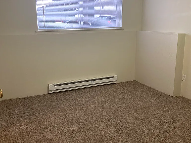 Laurel Court Apartments — Photo 18
