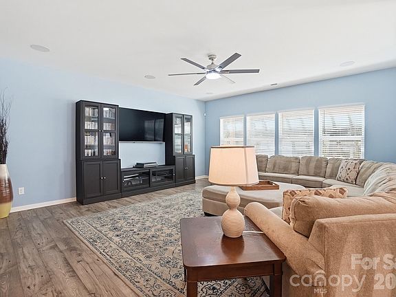 5th image of 4615 Selhurst Dr