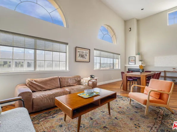 10824 Bloomfield St APT 304, North Hollywood, CA 91602